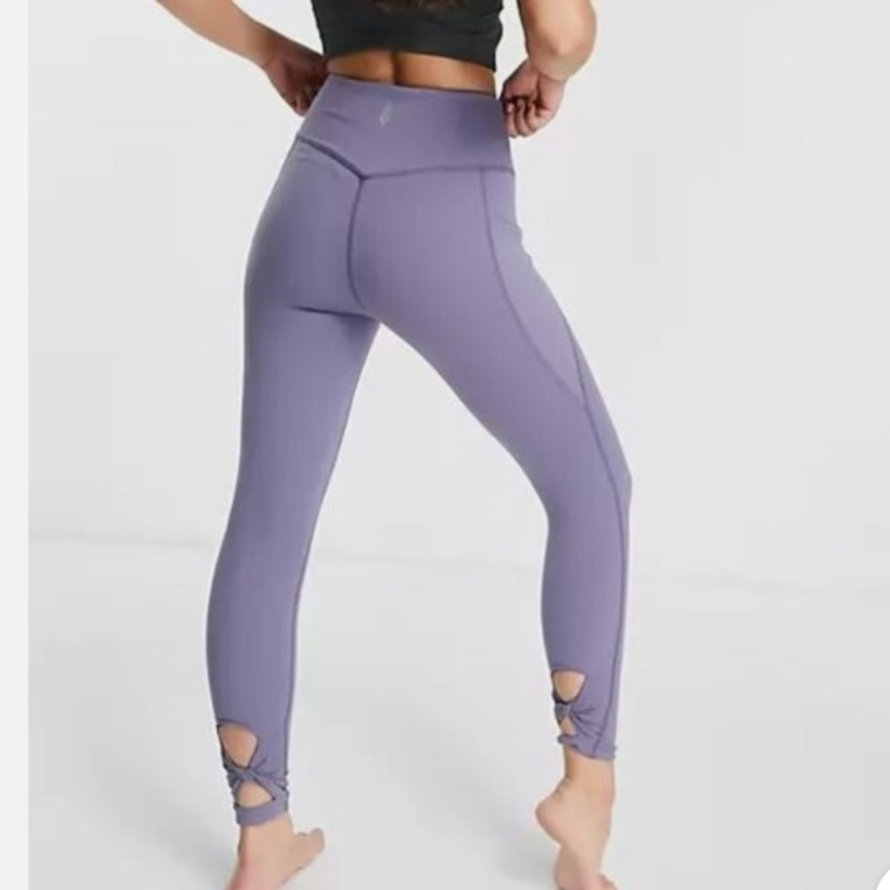 FP 🎉host pick🎉🎈Movement Solid Wave Rider leggings w/ side pockets, cut outs
